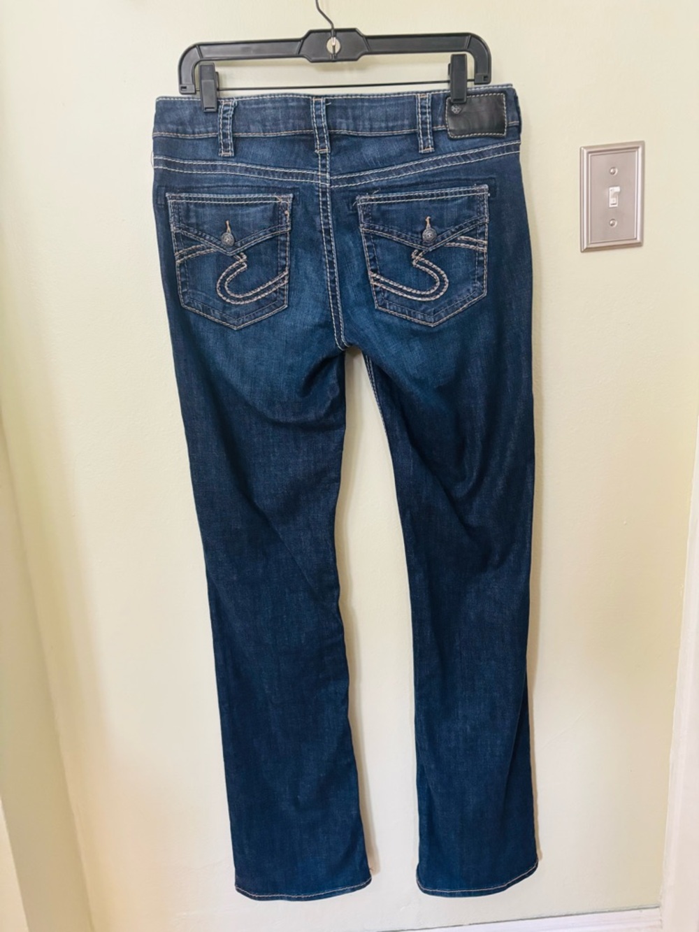 SILVER JEANS WOMEN’S AIKO MID RISE SLIM BOOT CUT.